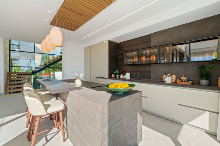 Image No.7-5 Bed House for sale