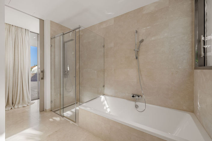 Image No.20-7 Bed House for sale