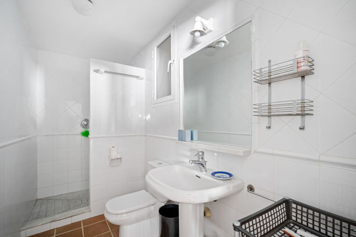 Image No.18-4 Bed House for sale