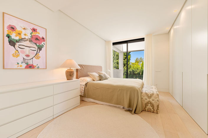 Image No.18-6 Bed House for sale