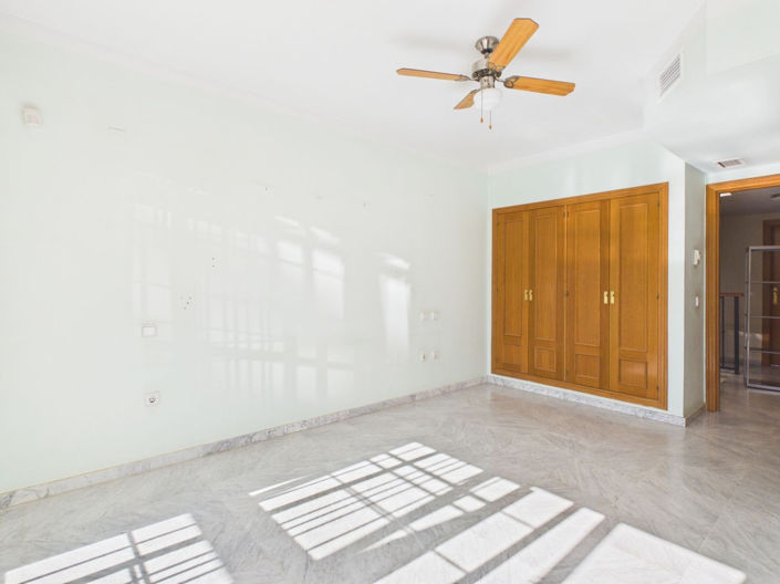 Image No.25-4 Bed House for sale