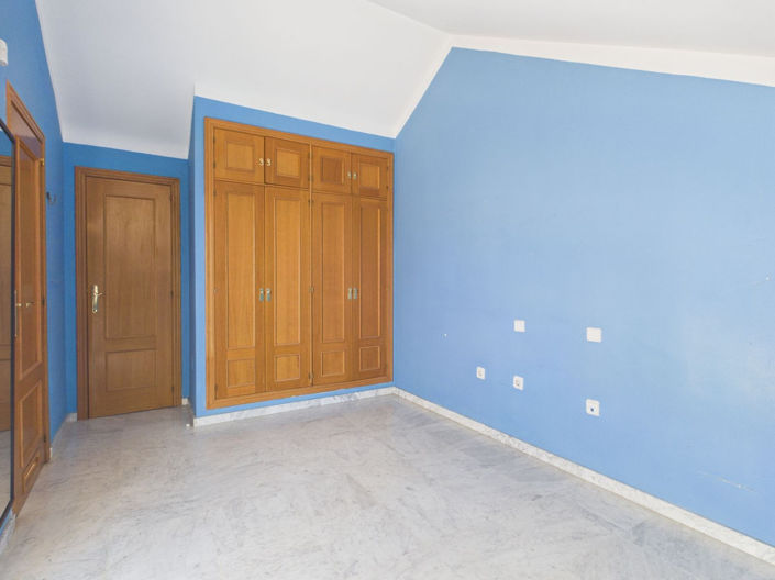 Image No.30-4 Bed House for sale
