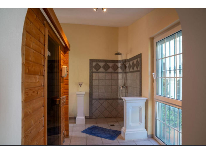 Image No.42-6 Bed House for sale