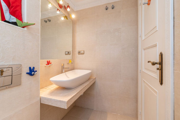 Image No.12-5 Bed House for sale
