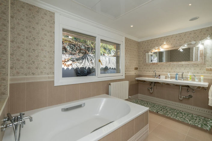 Image No.25-5 Bed House for sale