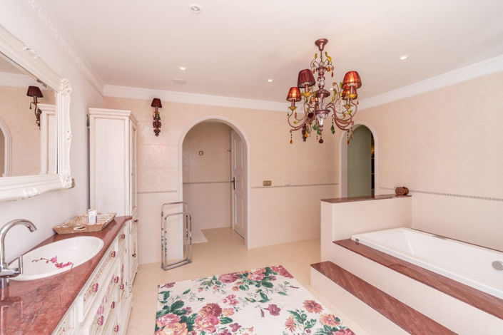 Image No.34-5 Bed House for sale