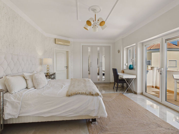 Image No.34-6 Bed House for sale