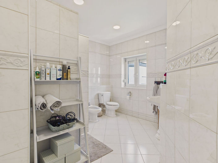 Image No.36-6 Bed House for sale