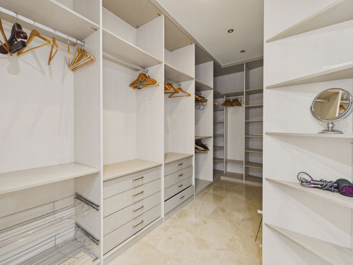Image No.40-6 Bed House for sale