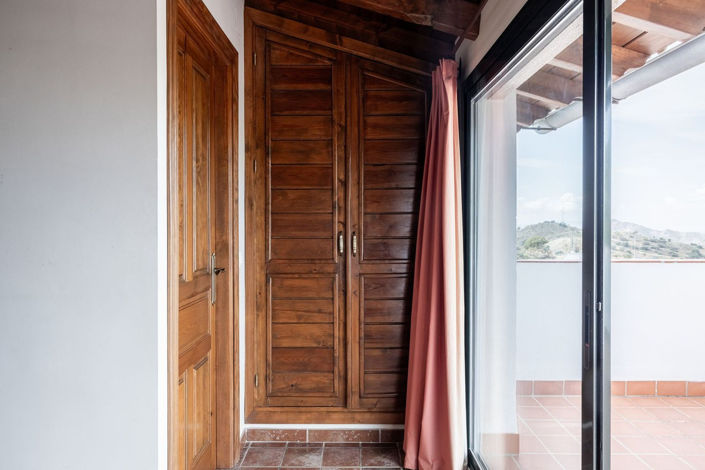 Image No.26-9 Bed House for sale