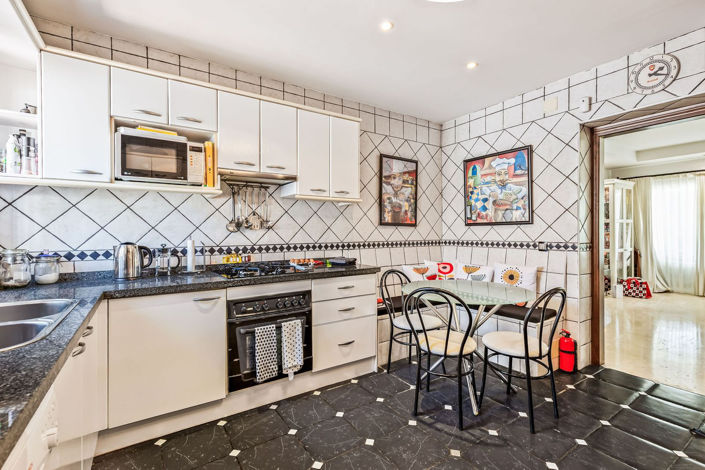 Image No.17-4 Bed House for sale