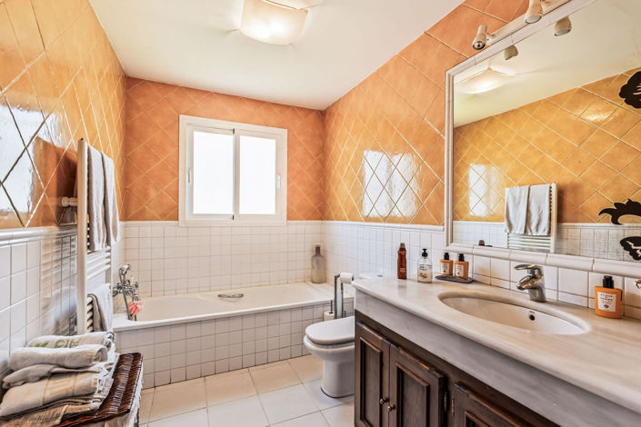 Image No.18-4 Bed House for sale