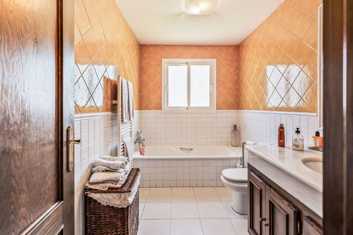 Image No.19-4 Bed House for sale