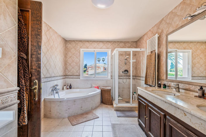 Image No.40-4 Bed House for sale