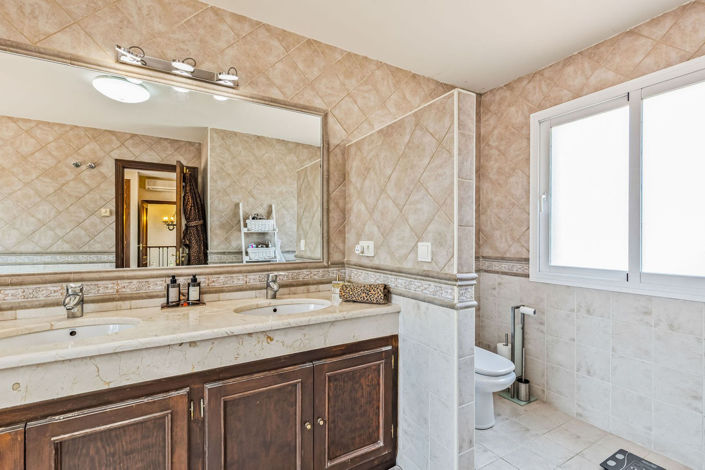 Image No.41-4 Bed House for sale