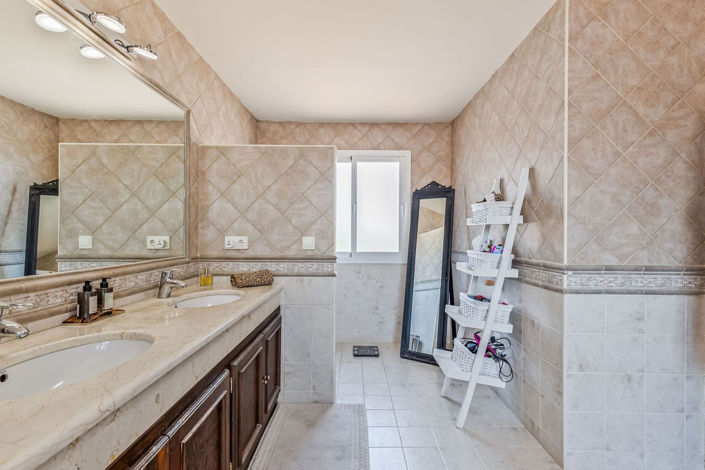 Image No.42-4 Bed House for sale