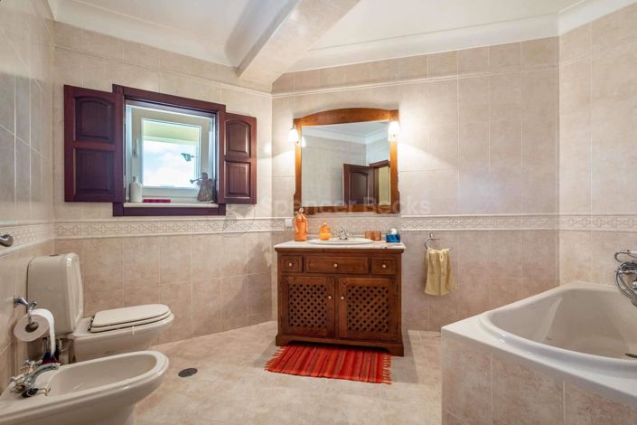 Image No.9-4 Bed House for sale