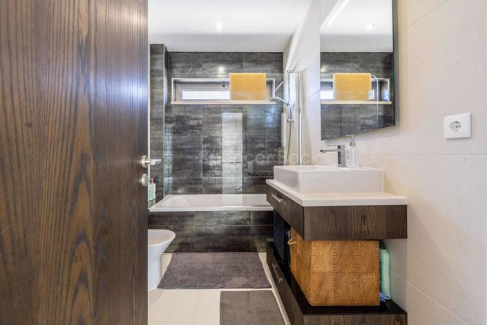 Image No.21-3 Bed House for sale