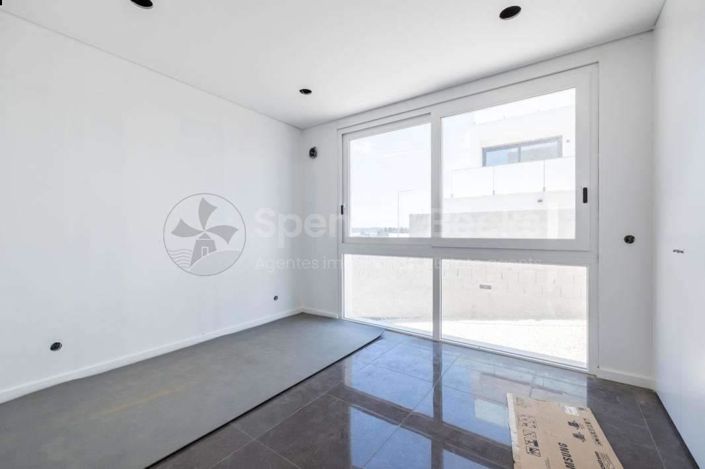 Image No.15-4 Bed House for sale