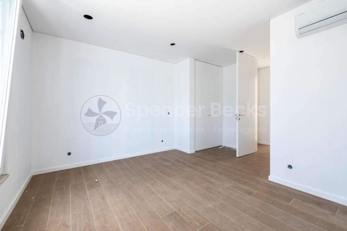 Image No.19-4 Bed House for sale