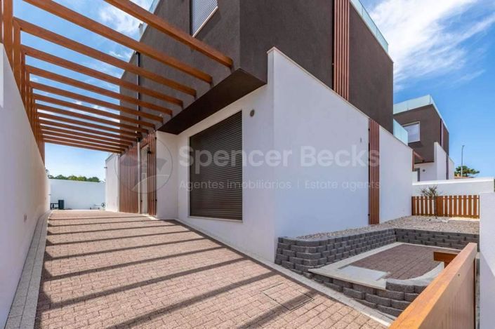 Image No.2-4 Bed House for sale