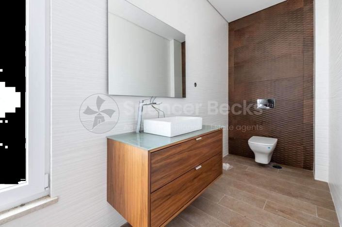 Image No.20-4 Bed House for sale