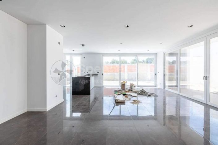 Image No.6-4 Bed House for sale