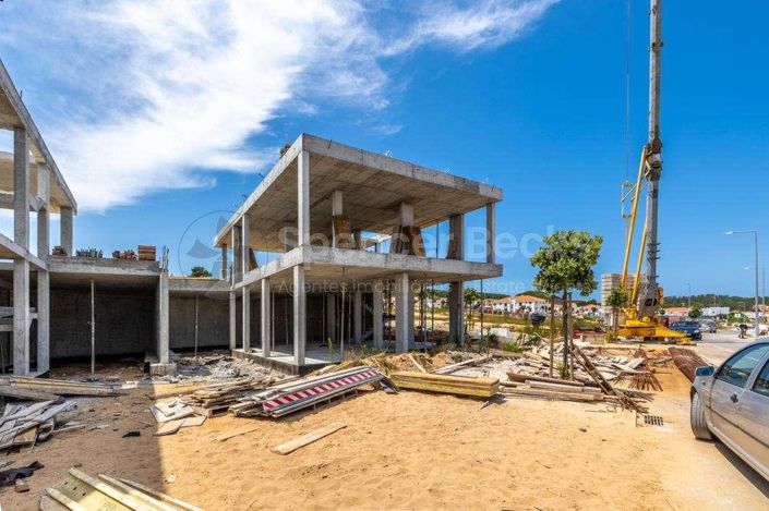 Agencement inversé avec une cuisine ouverte spacieuse, un coin repas et un salon
 	Piscine privée de