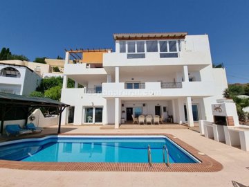 6 Bed Villa for sale