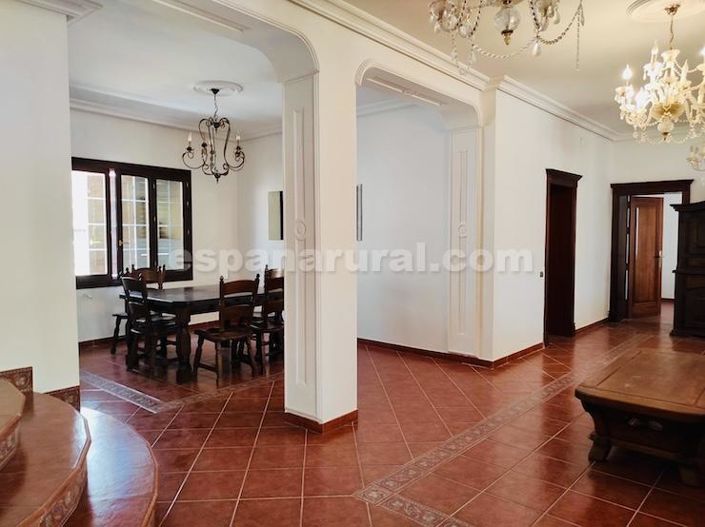 Image No.11-10 Bed Villa for sale