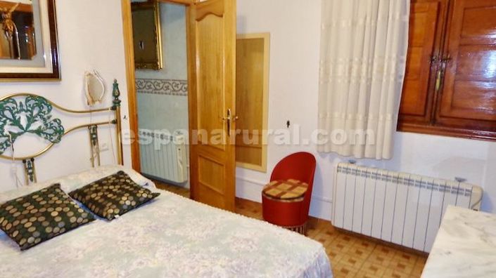 Image No.11-7 Bed Townhouse for sale