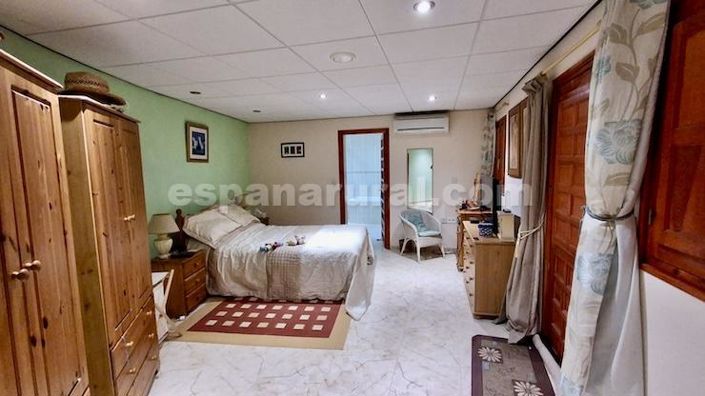 Image No.7-4 Bed Country House for sale