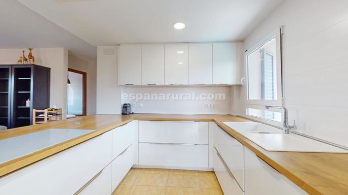 Image No.10-5 Bed Villa for sale