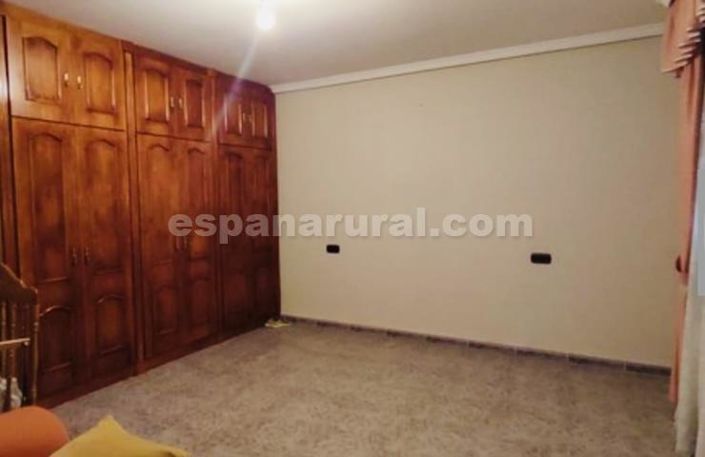 Image No.11-8 Bed Townhouse for sale