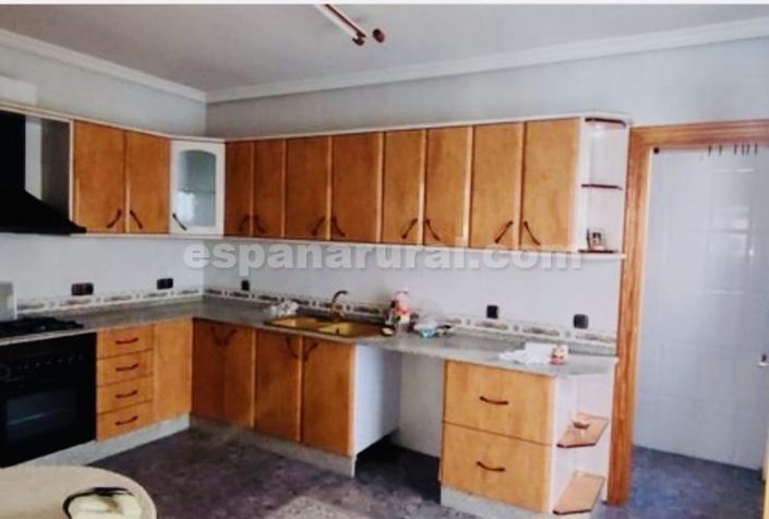 Image No.17-8 Bed Townhouse for sale