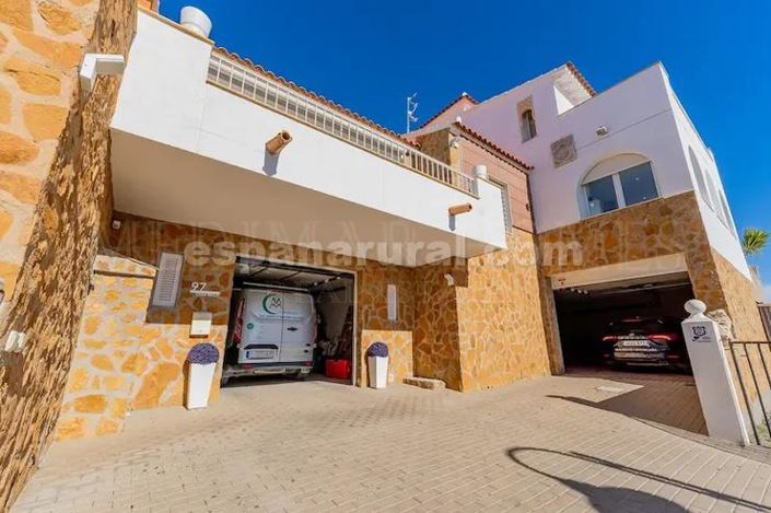 Image No.2-4 Bed Villa for sale