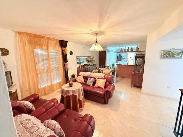 Image No.5-8 Bed Country House for sale
