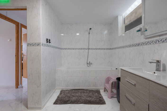 Image No.20-5 Bed Country House for sale