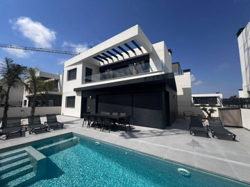 5 Bed Villa for sale