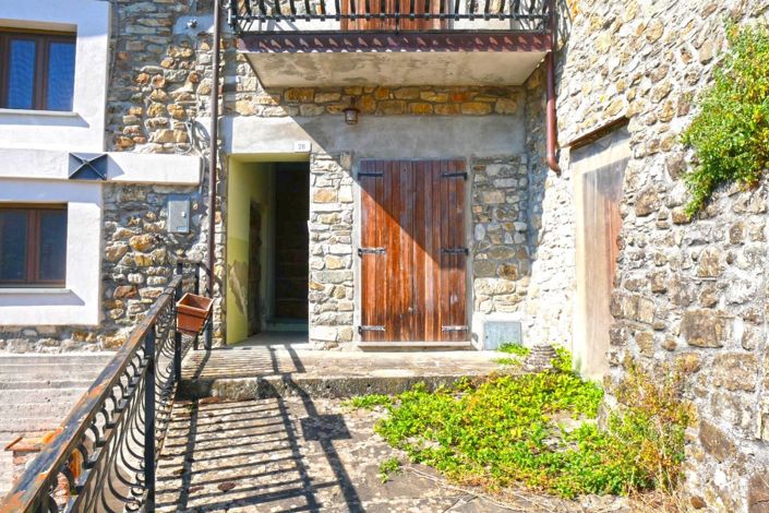Image No.4-4 Bed Property for sale