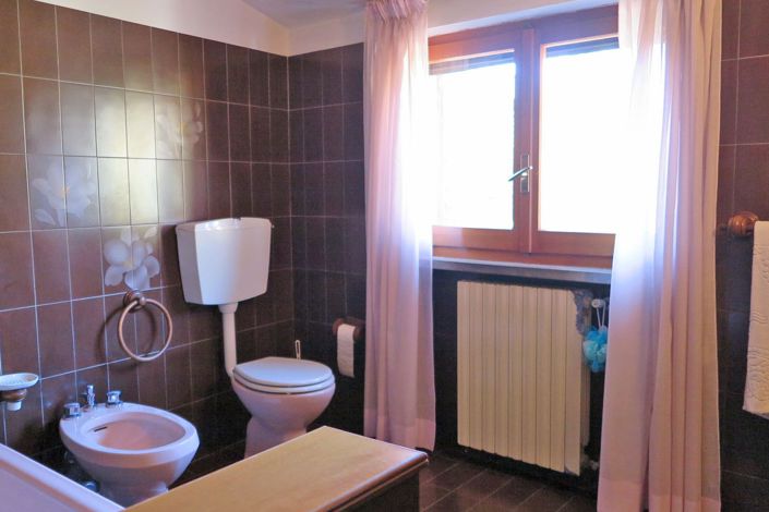 Image No.28-5 Bed Property for sale