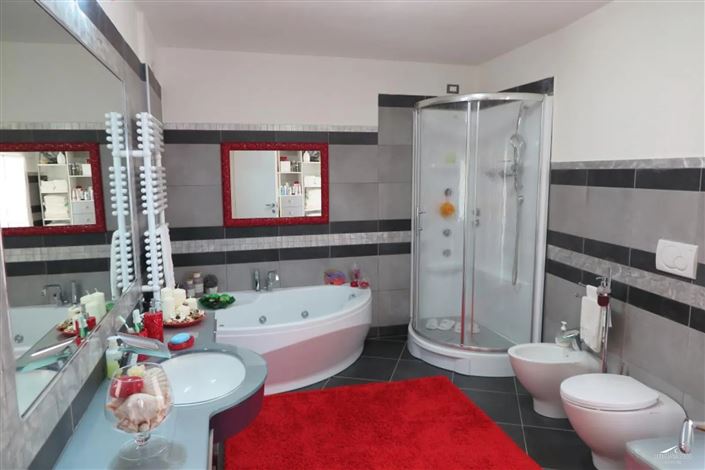 Image No.13-3 Bed Property for sale