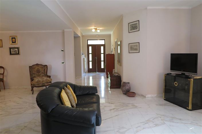 Image No.10-3 Bed Property for sale