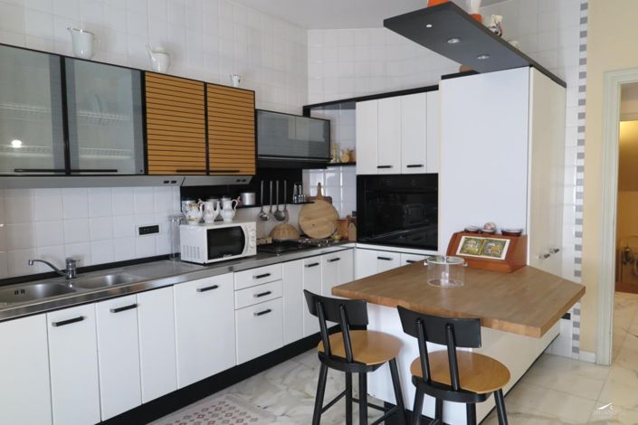 Image No.12-3 Bed Property for sale