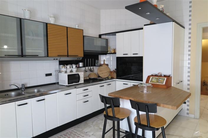 Image No.12-3 Bed Property for sale