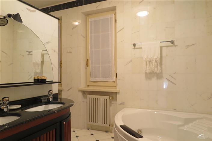 Image No.18-3 Bed Property for sale