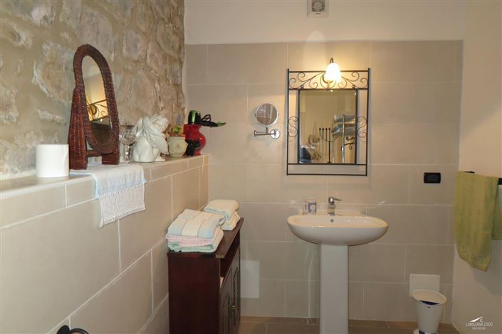 Image No.18-4 Bed Farmhouse for sale