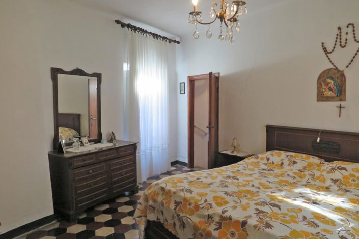 Image No.12-3 Bed Property for sale