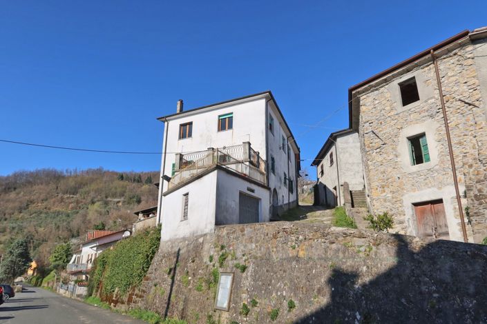 Image No.10-8 Bed Property for sale