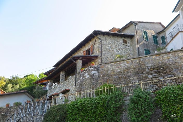 Image No.2-8 Bed Property for sale